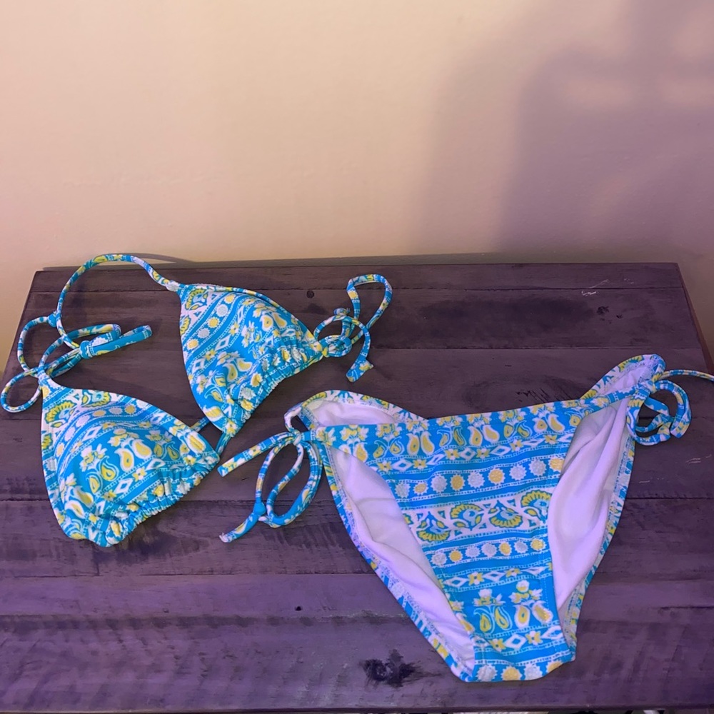 Stunning old navy triangle side tie bikini